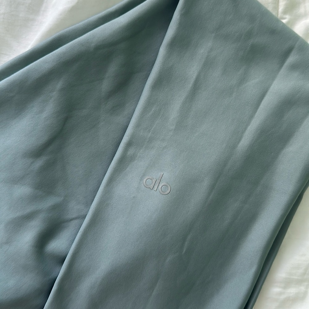 Airlift Alo Legging with extra lining for warmth